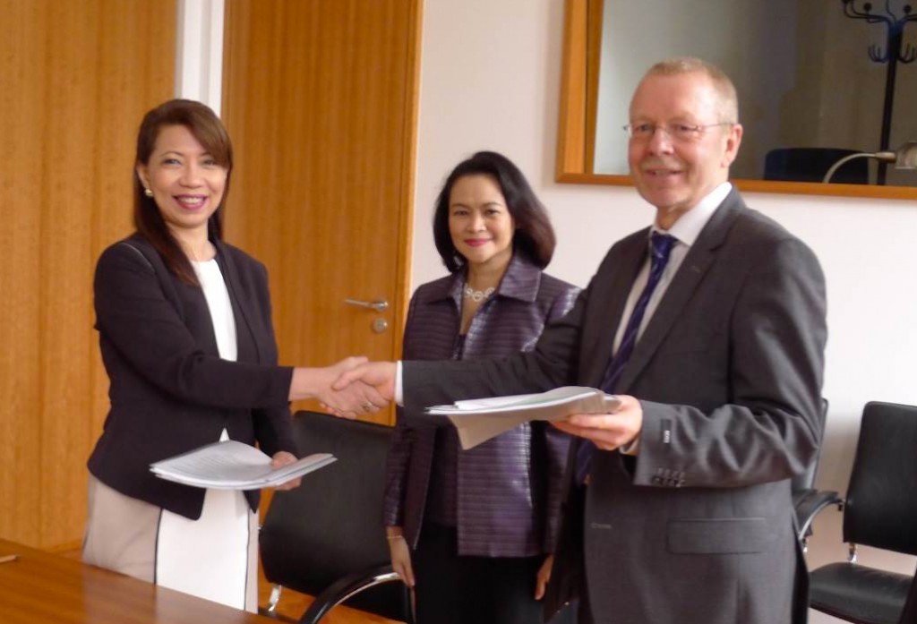 Vice President Judy Frances Seee of the Philippine Social Security System (SSS) and German Federal Ministry of Labour and Social Affairs’ Mr. Helmut Weber exchange signed copies of the minutes of the Philippine-German Expert Talks on Social Security in Berlin