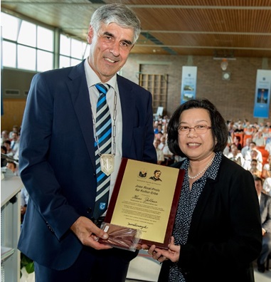Mayor Zellner receives the Jose Rizal Cultural Heritage Award from Ambassador Thomeczek last June 23. 